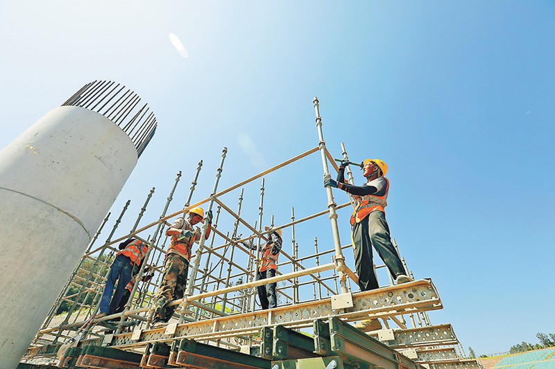 8月14日上午10點，茶惠大道東站立交施工現場，技術工人正在烈日下加緊施工。記者 羅斌 攝/視覺重慶